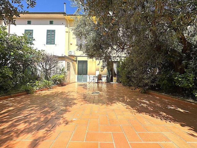 Villa Indipendente in vendita a Prato, Toscana