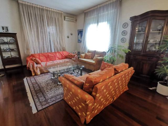 Villa Indipendente in vendita a Prato, Toscana