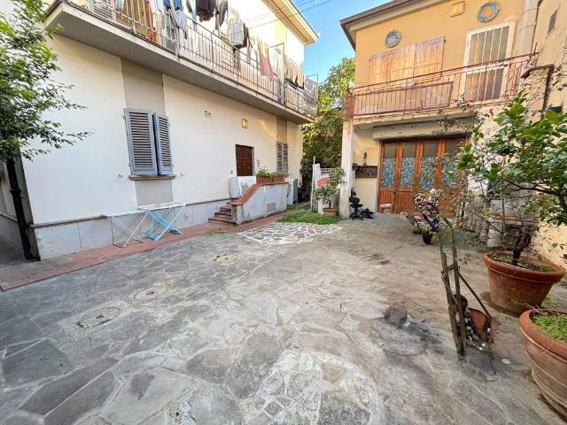 Villa Indipendente in vendita a Prato, Toscana