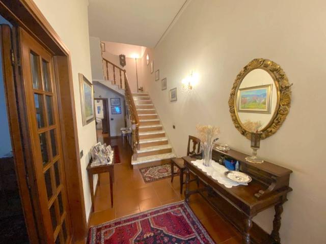 Villa Indipendente in vendita a Prato, Toscana