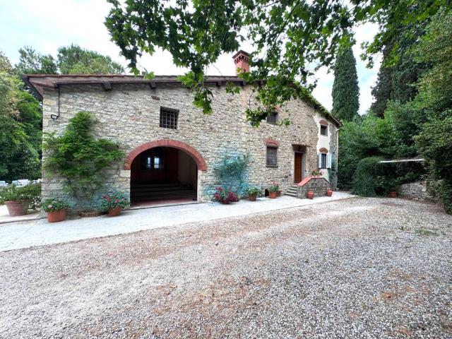 Villa Indipendente in vendita a Prato, Toscana