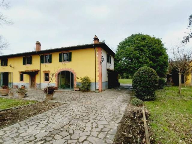 Villa Indipendente in vendita a Prato, Toscana