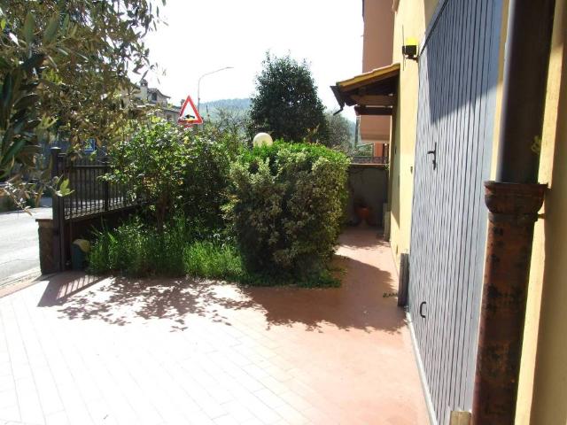 Villa Indipendente in vendita a Prato, Toscana