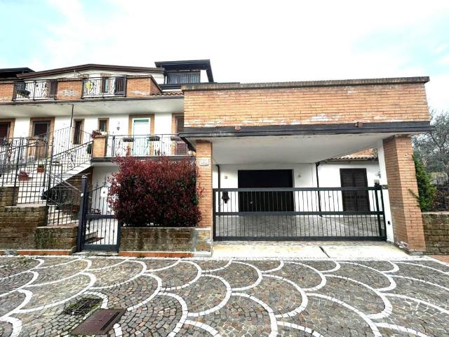 Villa Indipendente in vendita a Pratola Serra, Campania