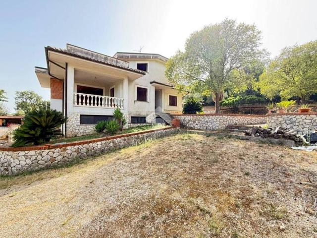 Villa Indipendente in vendita a Priverno, Lazio