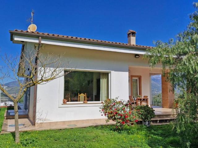 Villa Indipendente in vendita a Priverno, Lazio