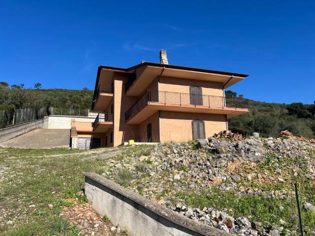 Villa Indipendente in vendita a Priverno, Lazio