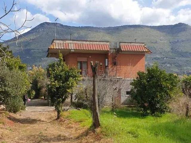 Villa Indipendente in vendita a Priverno, Lazio
