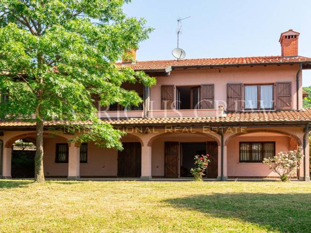 Villa Indipendente in vendita a Proserpio, Lombardia