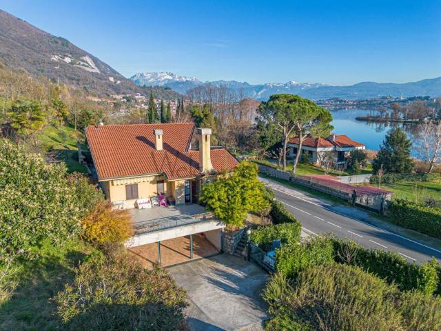 Villa Indipendente in vendita a Pusiano, Lombardia