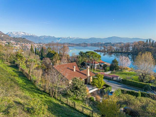 Villa Indipendente in vendita a Pusiano, Lombardia