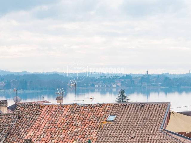 Villa Indipendente in vendita a Pusiano, Lombardia