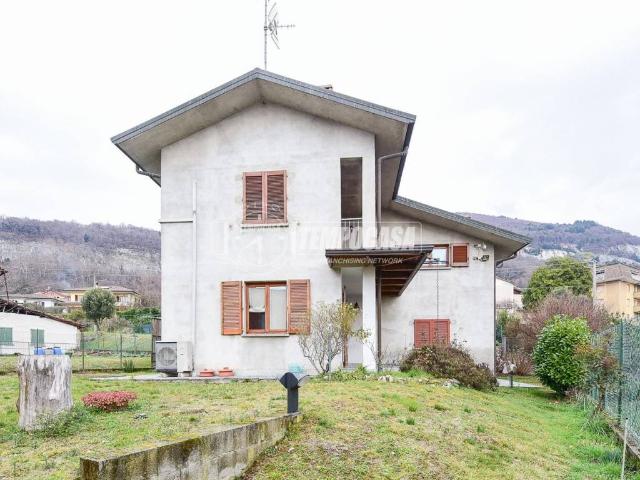 Villa Indipendente in vendita a Pusiano, Lombardia