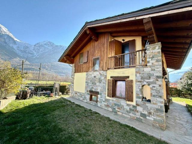 Villa Indipendente in vendita a Quart, Aosta