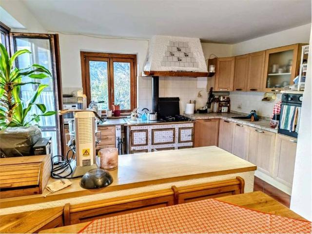 Villa Indipendente in vendita a Quart, Aosta