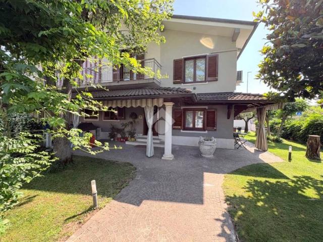 Villa Indipendente in vendita a Quinzano D'oglio, Lombardia