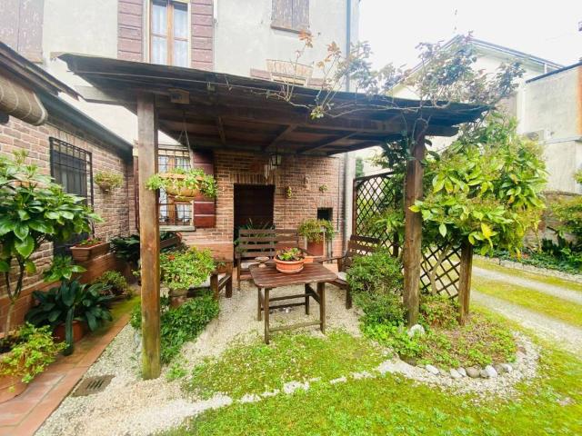 Villa Indipendente in vendita a Quistello, Lombardia