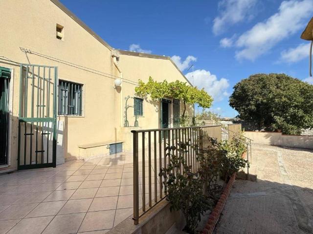 Villa Indipendente in vendita a Cisternazzi, Ragusa