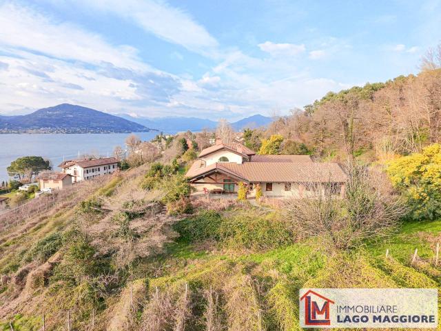 Villa Indipendente in vendita a Angera, Varese