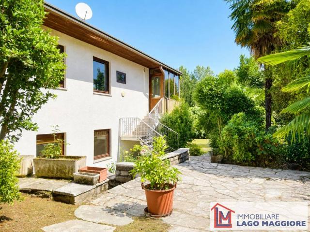 Villa Indipendente in vendita a Ranco, Lombardia