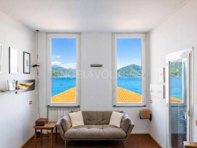 Villa Indipendente in vendita a Ranco, Lombardia