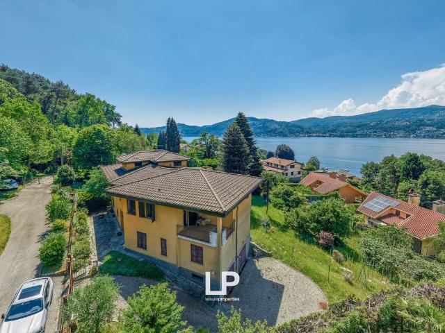 Villa Indipendente in vendita a Ranco, Lombardia