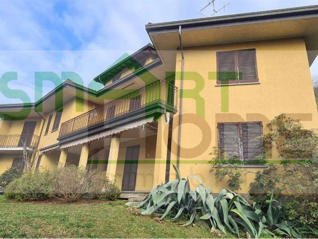 Villa Indipendente in vendita a Ranco, Lombardia