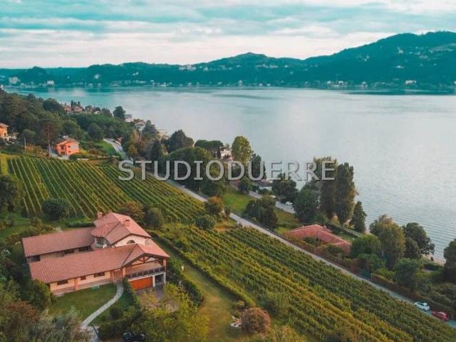 Villa Indipendente in vendita a Angera, Varese