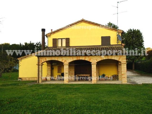 Villa Indipendente in vendita a Contrada Saletta, Marche