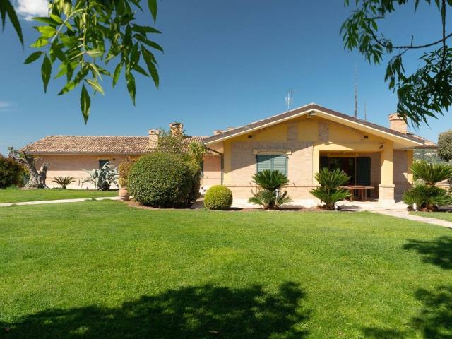 Villa Indipendente in vendita a Contrada Mattonata, Marche