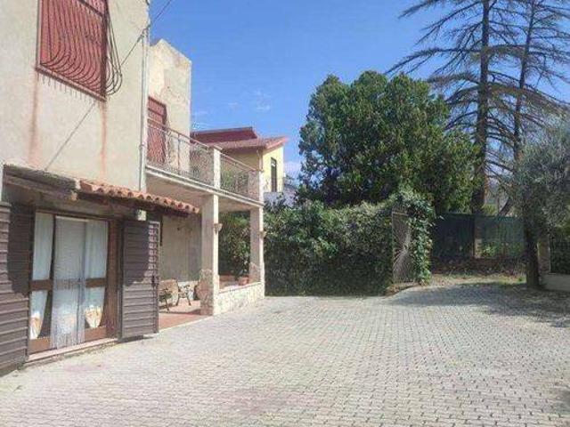 Villa Indipendente in vendita a Regalbuto, Sicilia