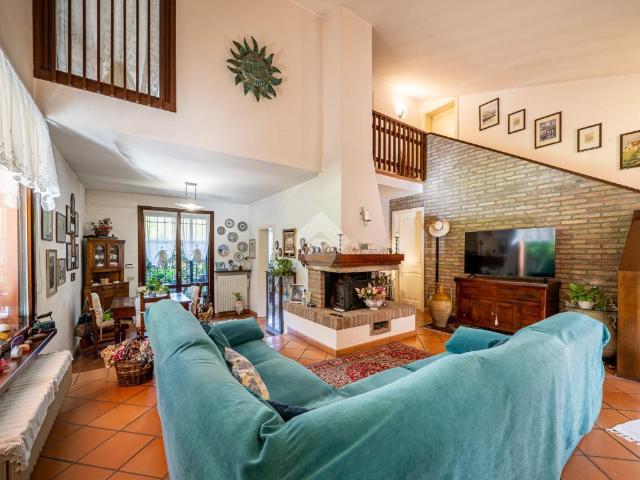Villa Indipendente in vendita a Villaggio Stranieri-Bazzarola, Re