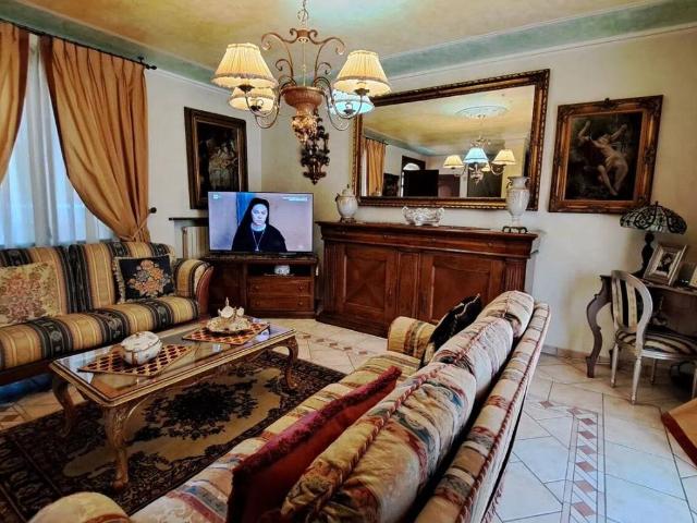 Villa Indipendente in vendita a Re, Reggio Emilia