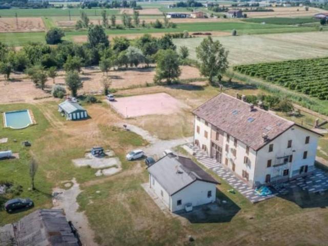 Villa Indipendente in vendita a Re, Reggio Emilia