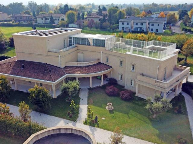 Villa Indipendente in vendita a Re, Reggio Emilia
