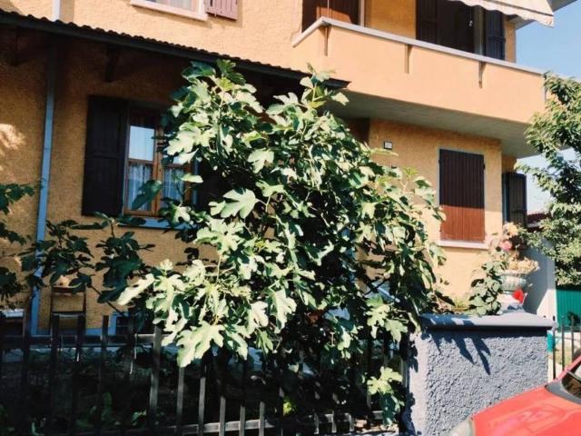 Villa Indipendente in vendita a San Prospero Strinati, Re