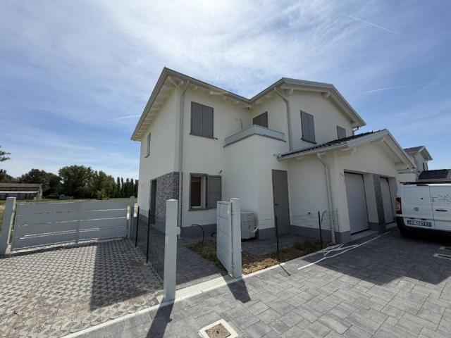 Villa Indipendente in vendita a Re, Reggio Emilia