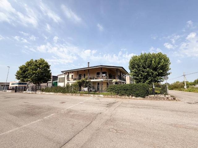 Villa Indipendente in vendita a Remedello, Brescia