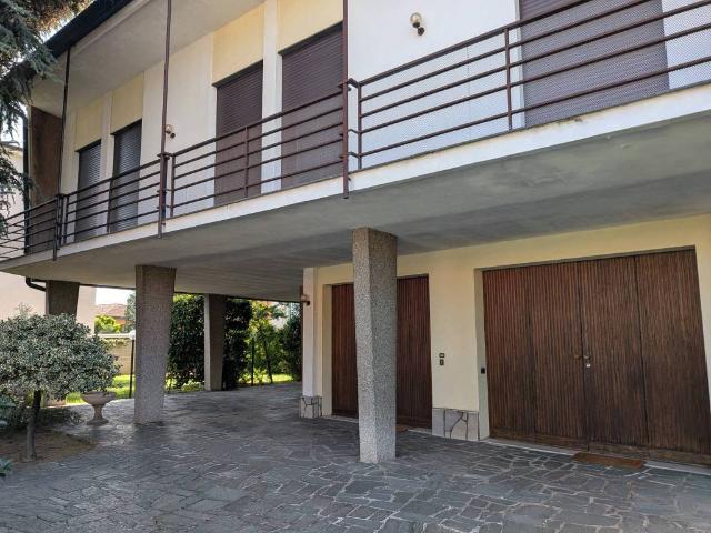 Villa Indipendente in vendita a Canazza, Rescaldina