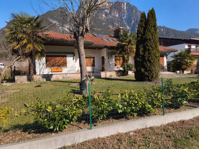 Villa Indipendente in vendita a Resiutta, Friuli-Venezia Giulia