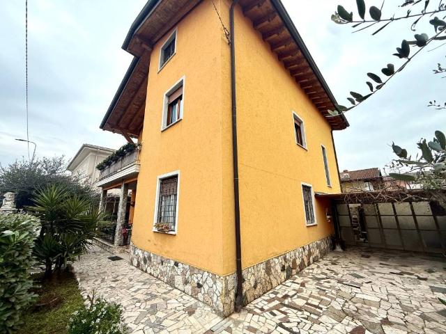 Villa Indipendente in vendita a Rezzato, Lombardia