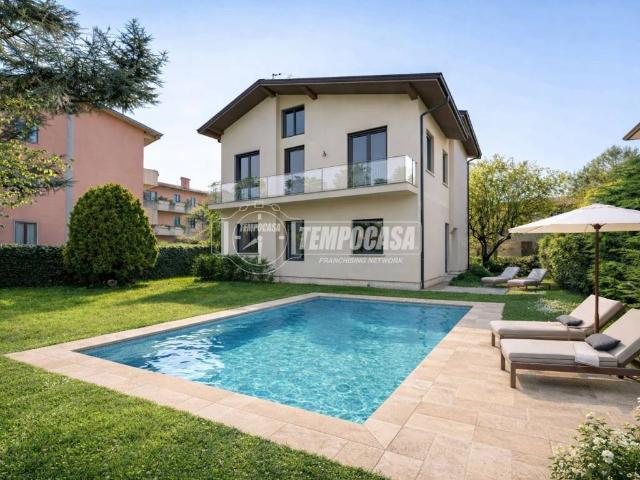 Villa Indipendente in vendita a Rezzato, Lombardia