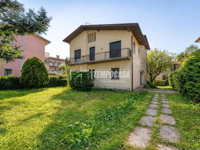 Villa Indipendente in vendita a Rezzato, Lombardia