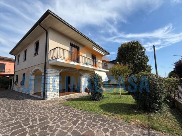 Villa Indipendente in vendita a Rezzato, Lombardia