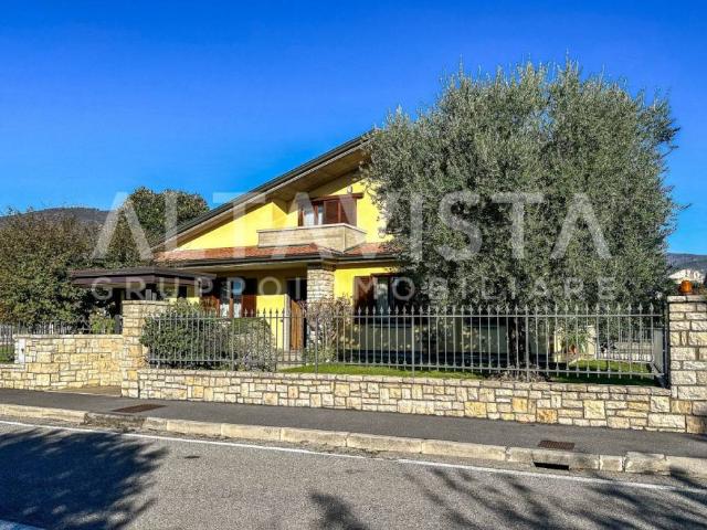 Villa Indipendente in vendita a Rezzato, Lombardia