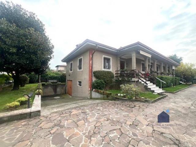Villa Indipendente in vendita a Rezzato, Lombardia
