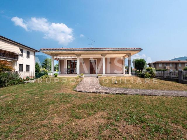 Villa Indipendente in vendita a Rezzato, Lombardia