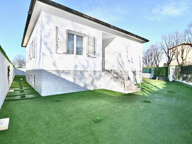 Villa Indipendente in vendita a Rho, Lombardia