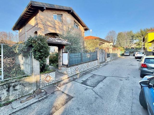 Villa Indipendente in vendita a Rho, Lombardia
