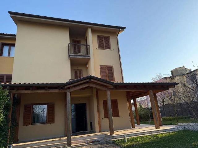 Villa Indipendente in vendita a Piazza Tevere, Rieti